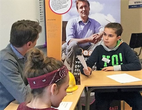 leerling interviewt docent
