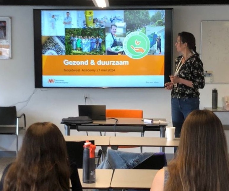 docent bij digibord met 'gezond en duurzaam'