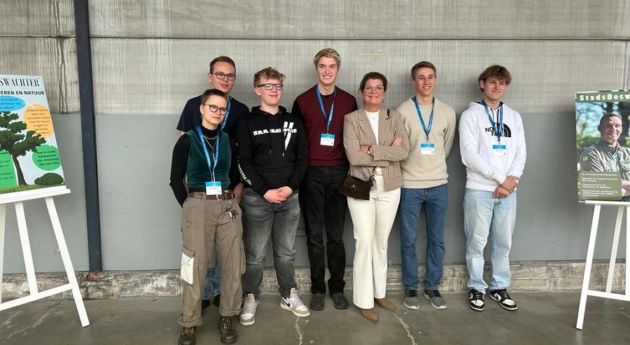 Minister Van der Wal tussen de studenten