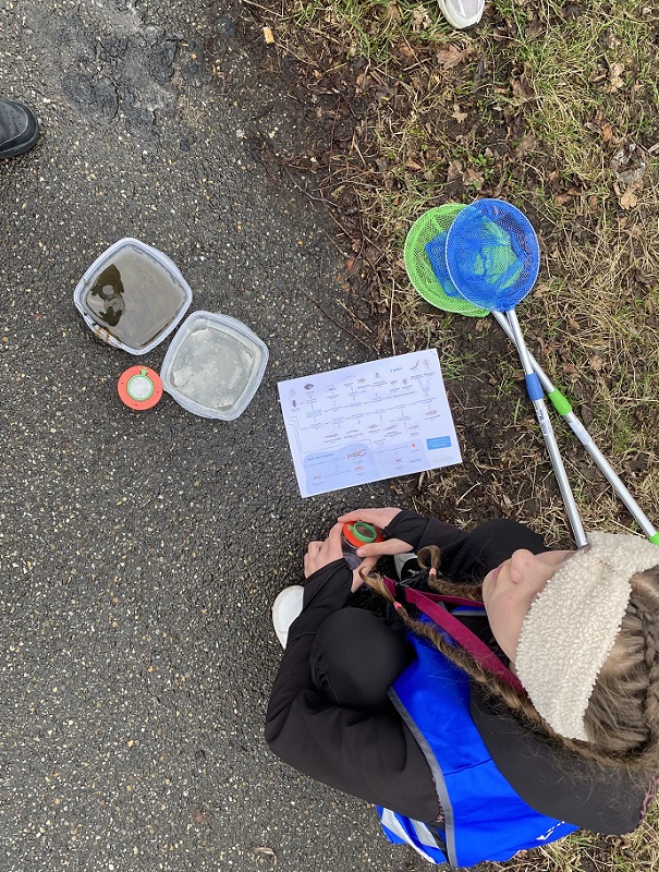 kind bij gereedschap om water te onderzoeken