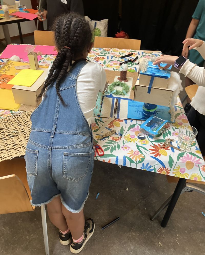 kinderen werken aan maquette wijk van de toekomst