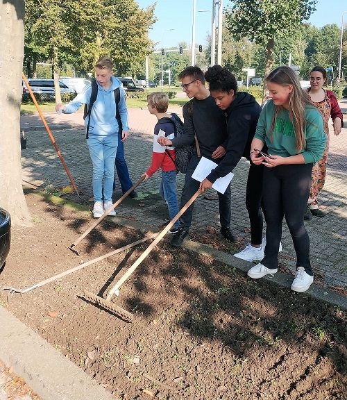 leerlingen zaaien in